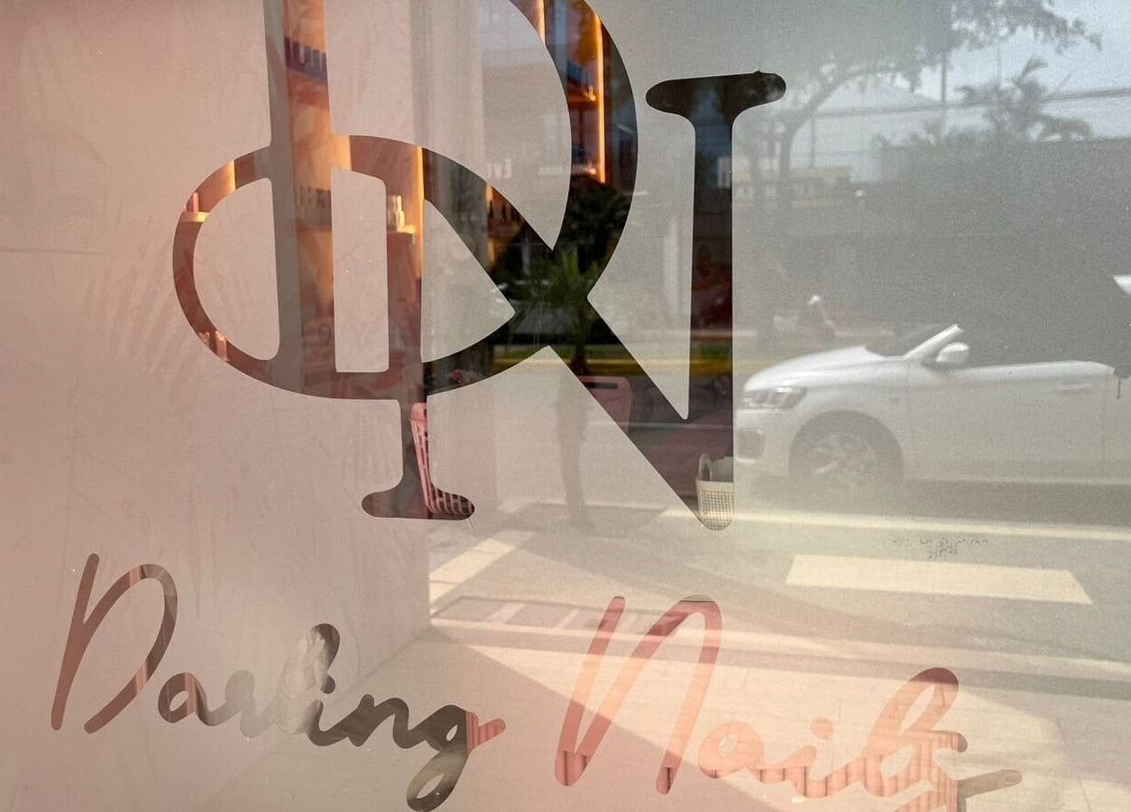 Vista del logo de DARLING NAILS reflejado en la ventana en Portoviejo, Manabí, EC.
