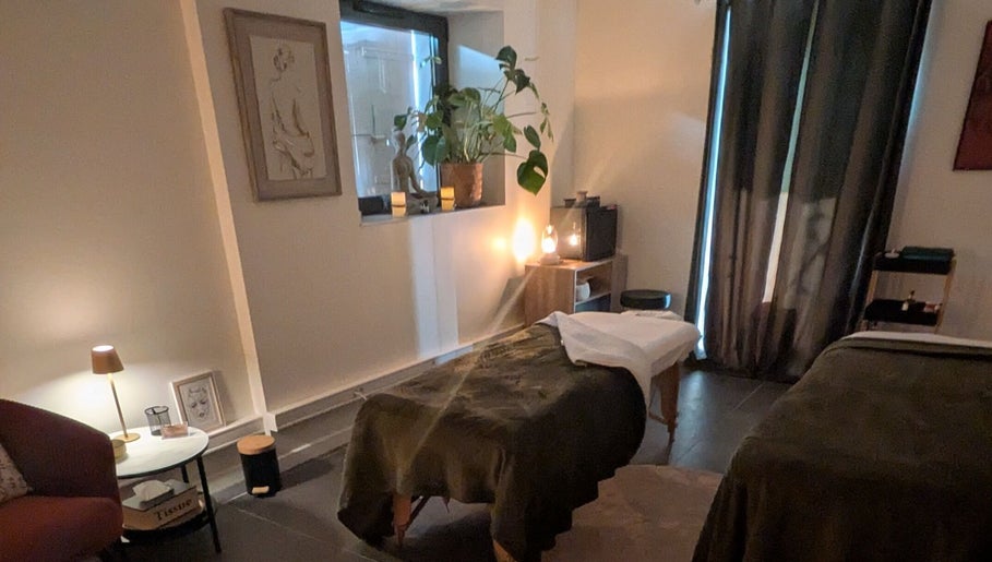 Salle de massage tranquille à Fondamental Massage, Saint-Privat, Auvergne-rhône-alpes, FR, avec décor apaisant.