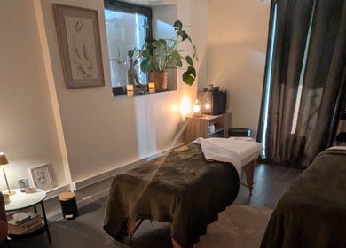 Salle de massage tranquille à Fondamental Massage, Saint-Privat, Auvergne-rhône-alpes, FR, avec décor apaisant.