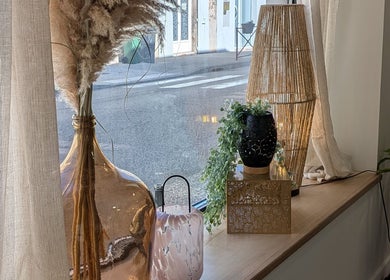 Décor apaisant chez Fondamental Massage, Saint-Privat, Auvergne-Rhône-Alpes, FR avec vases et plantes.