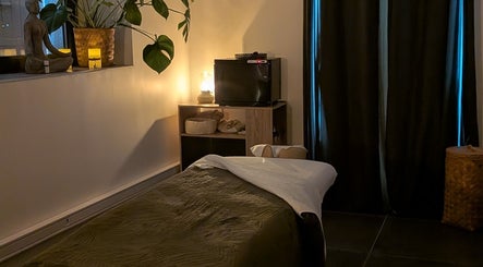 Salle de massage sereine chez Fondamental Massage, Saint-Privat, Auvergne-rhône-alpes, FR, avec lumière douce.