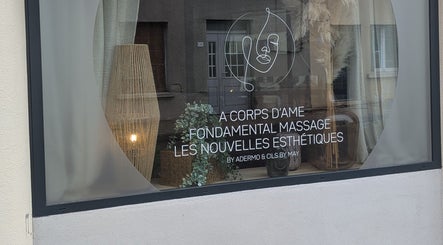 Entrée de Fondamental Massage à Saint-Privat, Auvergne-rhône-alpes avec décoration intérieure apaisante.