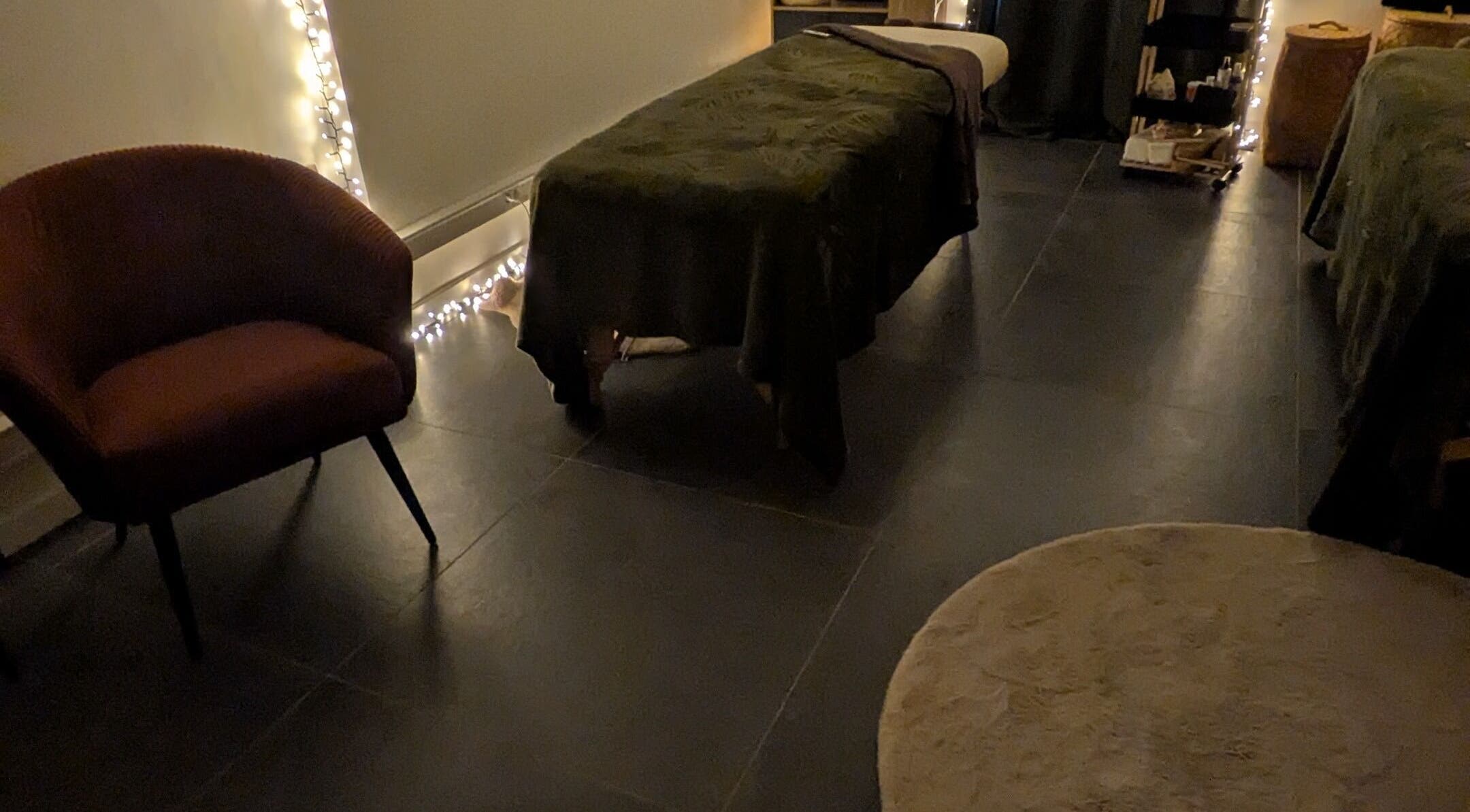 Salle de massage apaisante à Fondamental Massage, Saint-Privat, Auvergne-rhône-alpes, FR avec décoration lumineuse.