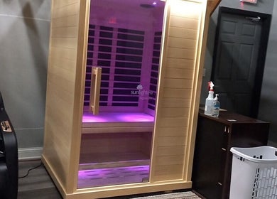 Cabina de sauna en Aideeestheticcare, Round Lake Beach, Illinois, US, mostrando un ambiente relajante.