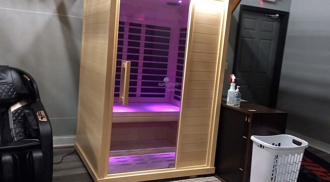 Cabina de sauna en Aideeestheticcare, Round Lake Beach, Illinois, US, mostrando un ambiente relajante.