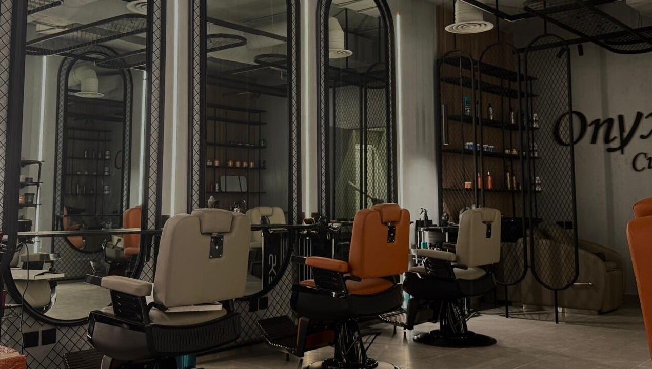 صالون Onyx Cuts الفاخر في الرياض، منطقة الرياض، SA، يقدم خدمات تجميل متميزة بأجواء أنيقة وهادئة.