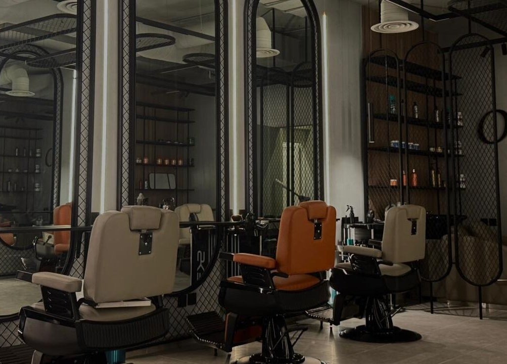 صالون Onyx Cuts الفاخر في الرياض، منطقة الرياض، SA، يقدم خدمات تجميل متميزة بأجواء أنيقة وهادئة.