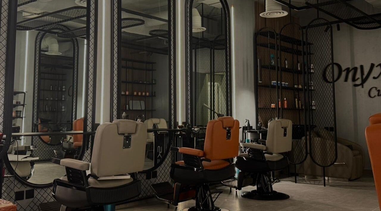 صالون Onyx Cuts الفاخر في الرياض، منطقة الرياض، SA، يقدم خدمات تجميل متميزة بأجواء أنيقة وهادئة.