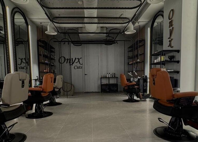 صالون Onyx Cuts بديكور عصري وكراسي فاخرة في الرياض، منطقة الرياض، SA.