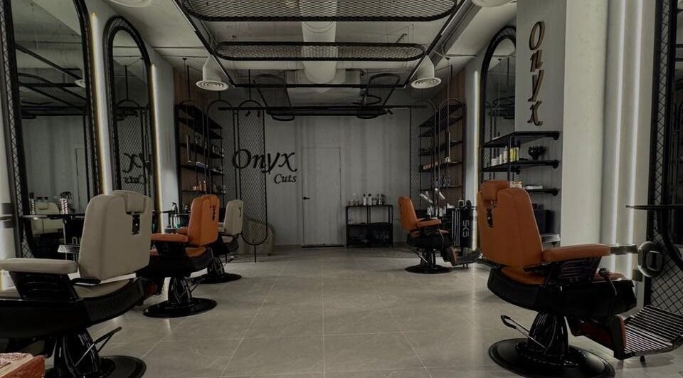 صالون Onyx Cuts بديكور عصري وكراسي فاخرة في الرياض، منطقة الرياض، SA.