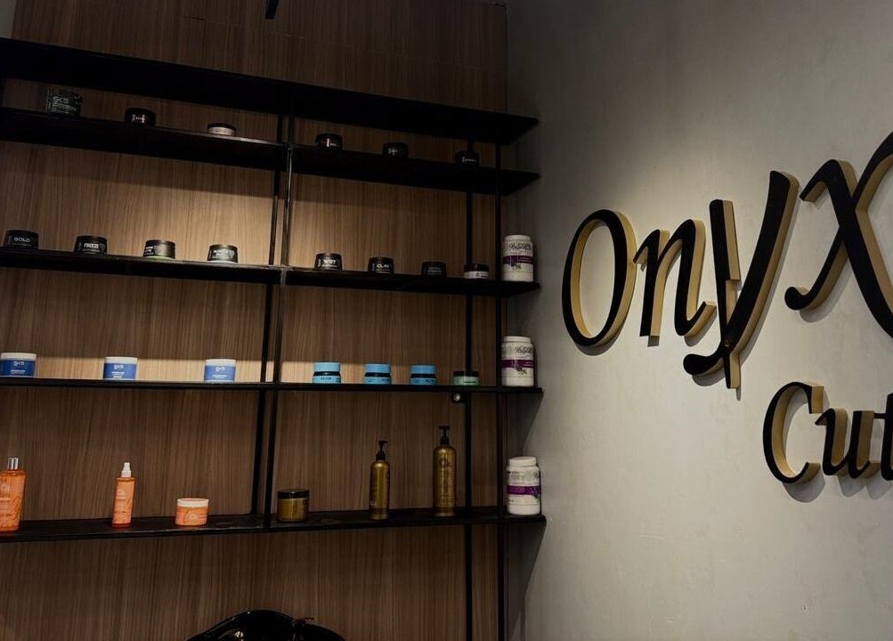رفوف منتجات العناية في Onyx Cuts، الرياض، منطقة الرياض، SA.