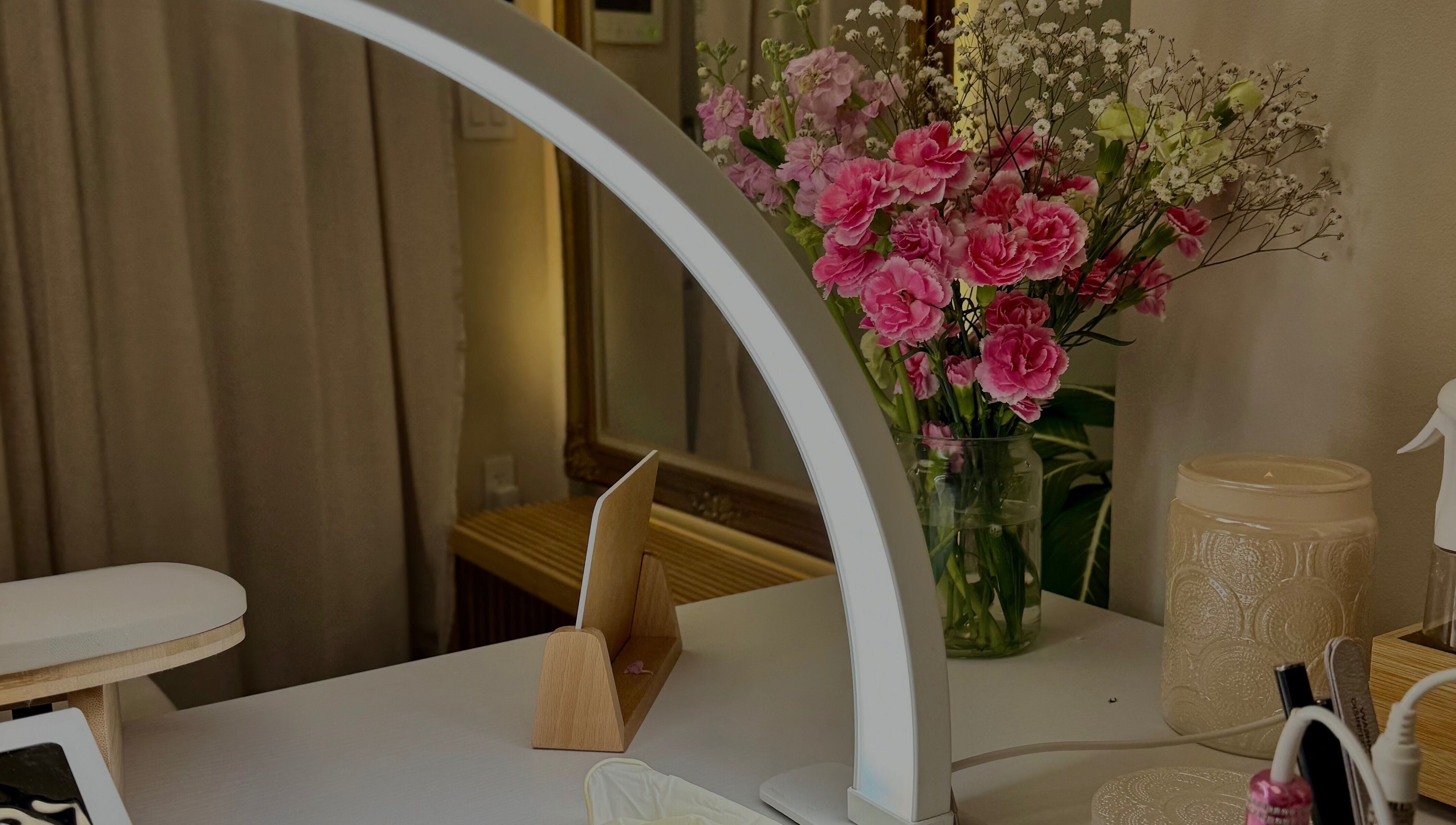 Espacio elegante en AMAR Nails Studio en Miami, Florida, US con flores frescas y decoración sofisticada.