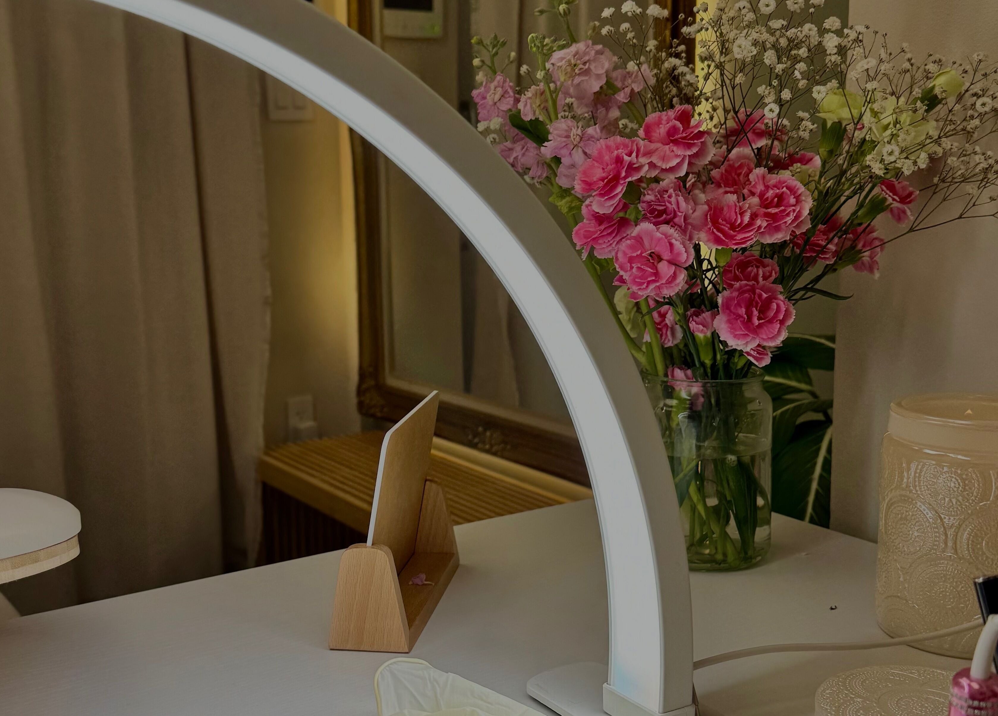 Espacio elegante en AMAR Nails Studio en Miami, Florida, US con flores frescas y decoración sofisticada.