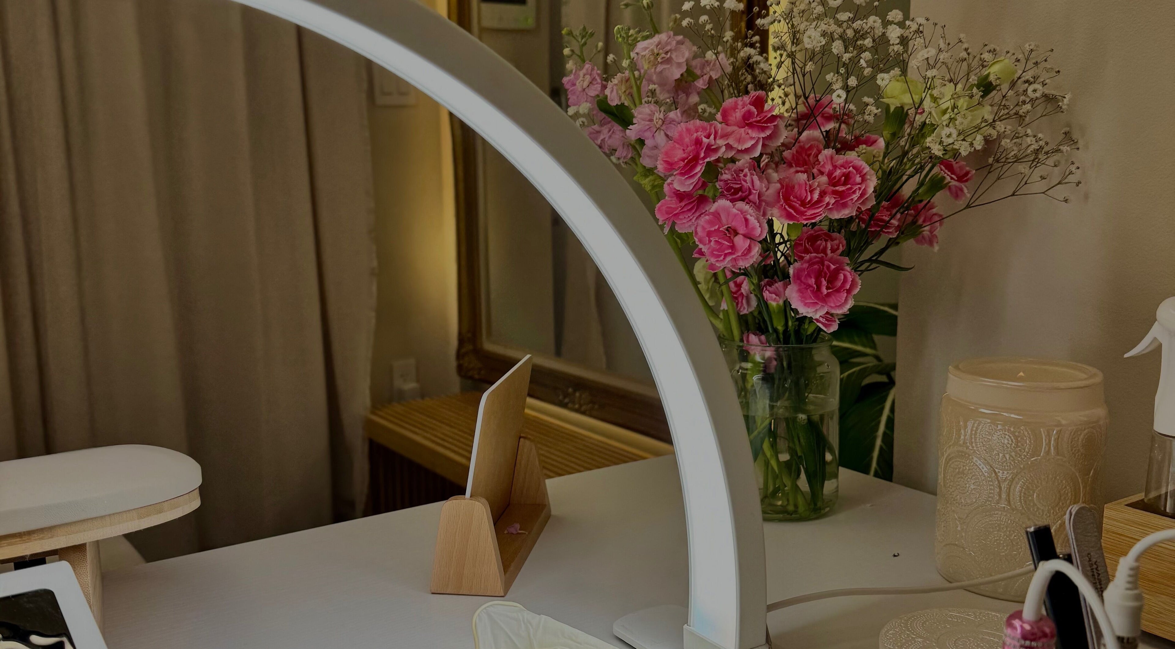 Espacio elegante en AMAR Nails Studio en Miami, Florida, US con flores frescas y decoración sofisticada.