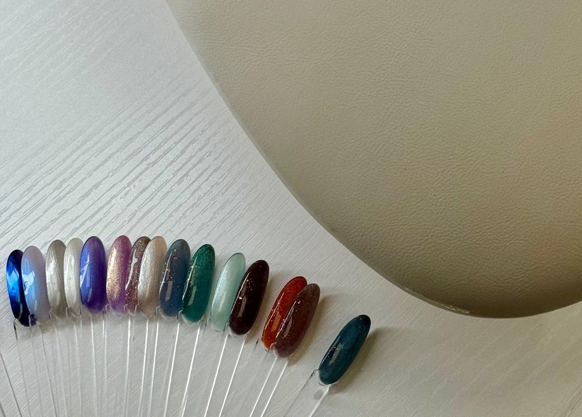 Muestra de uñas de colores en AMAR Nails Studio, Miami, Florida, US, sobre mesa blanca.