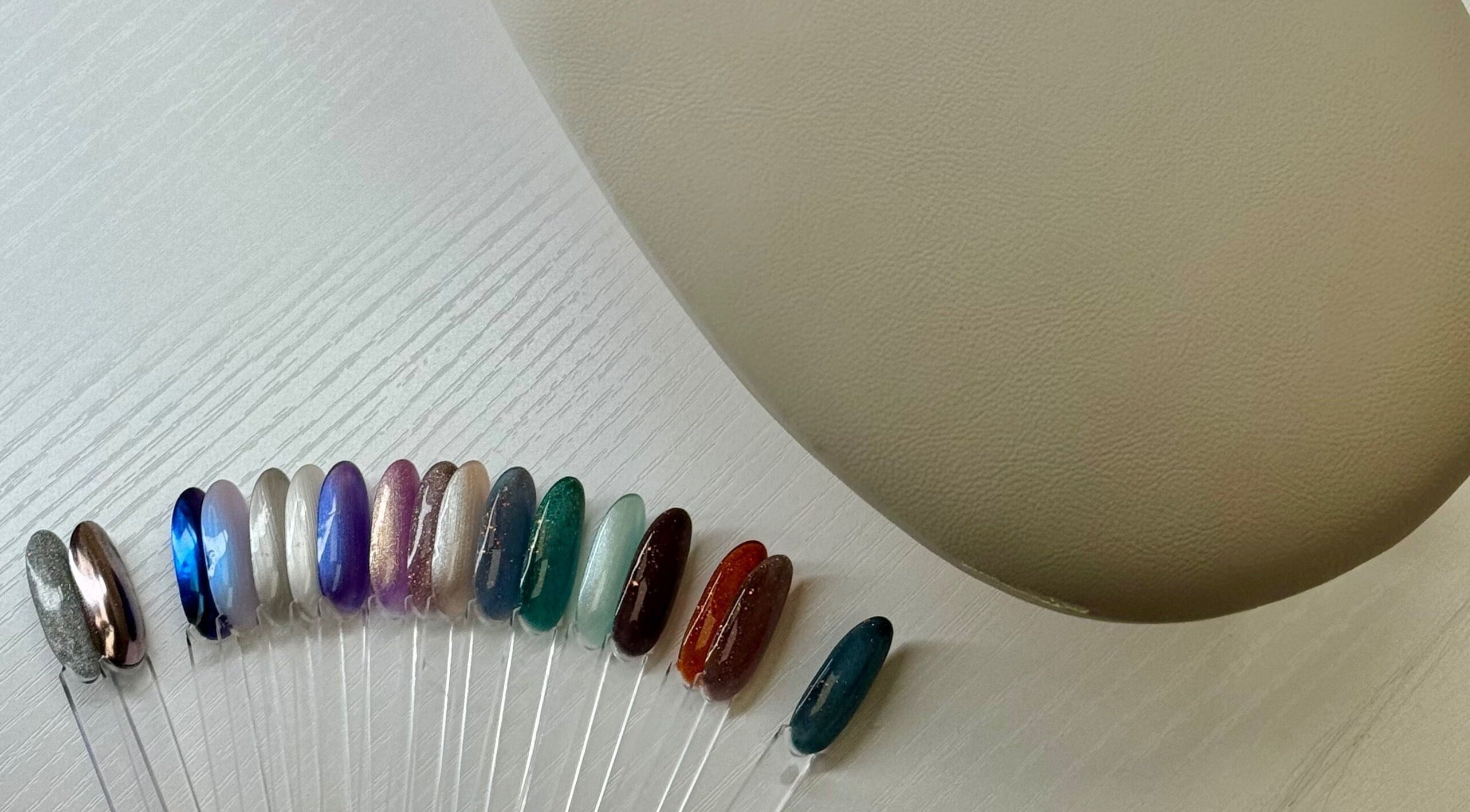 Muestra de uñas de colores en AMAR Nails Studio, Miami, Florida, US, sobre mesa blanca.