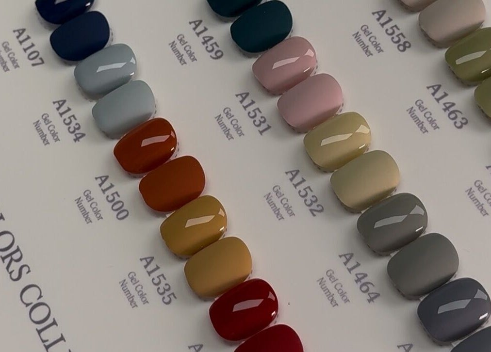 Muestra de esmaltes en AMAR Nails Studio, Miami, Florida, US, destacando su colorida paleta de opciones gel.