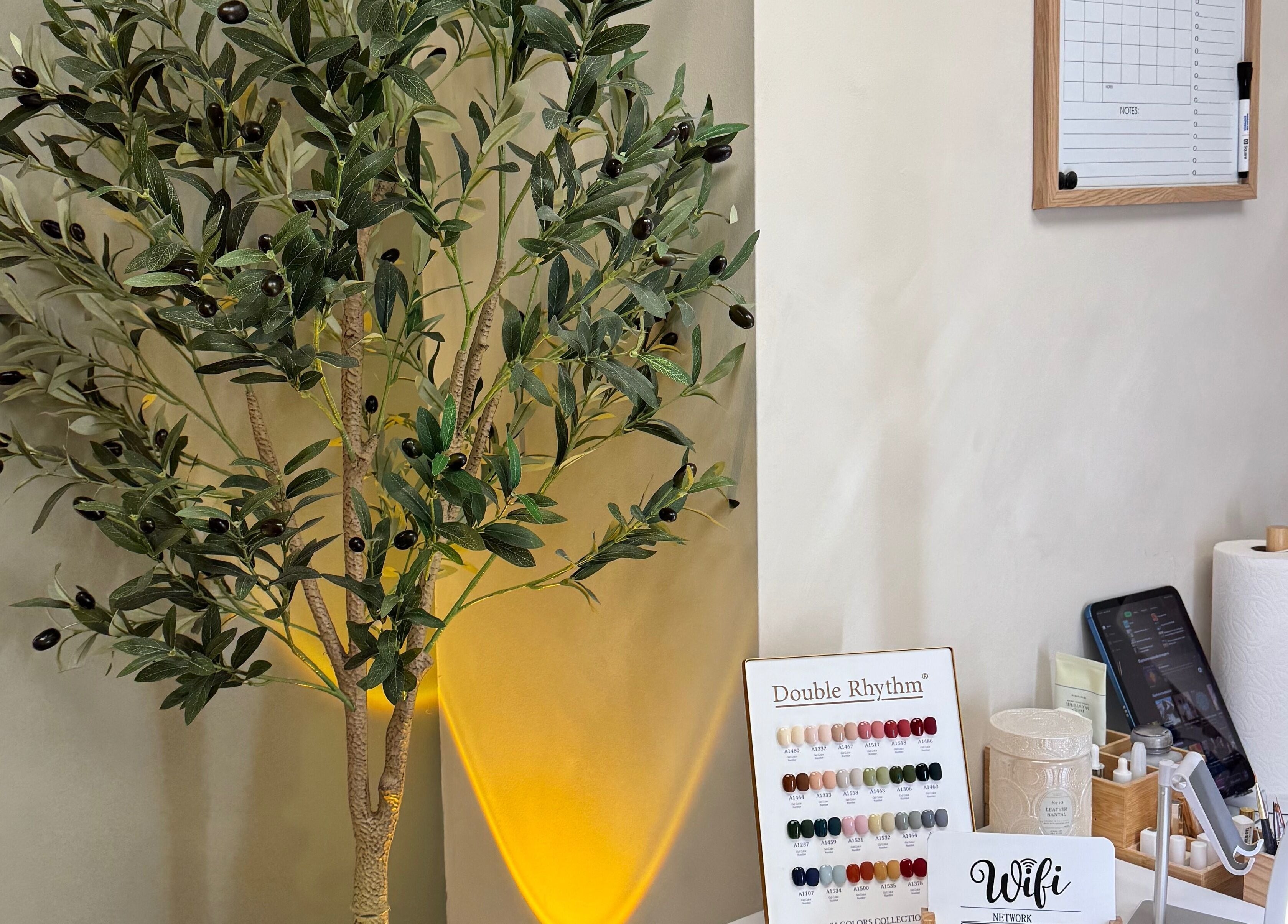 Rincón acogedor en AMAR Nails Studio, Miami, Florida, US, con decoración elegante y carta de colores de uñas.