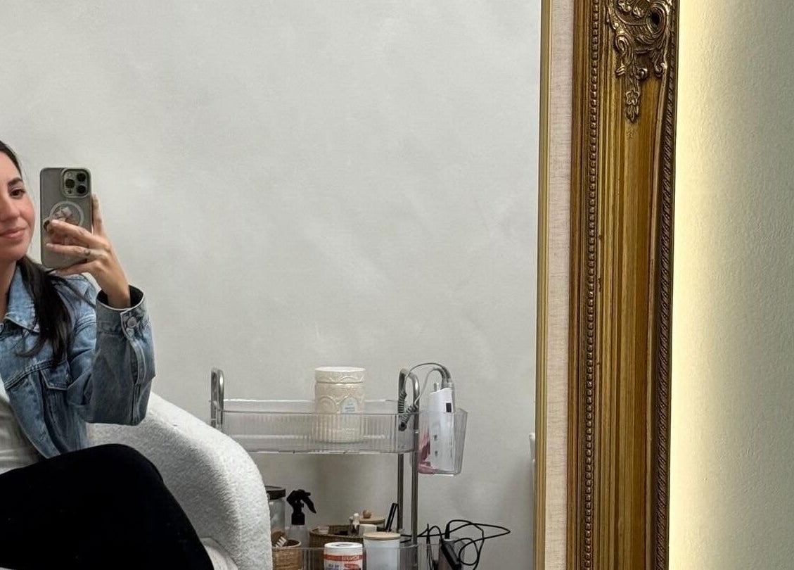 Reflejo en espejo de AMAR Nails Studio en Miami, Florida, US; destacando un ambiente acogedor.