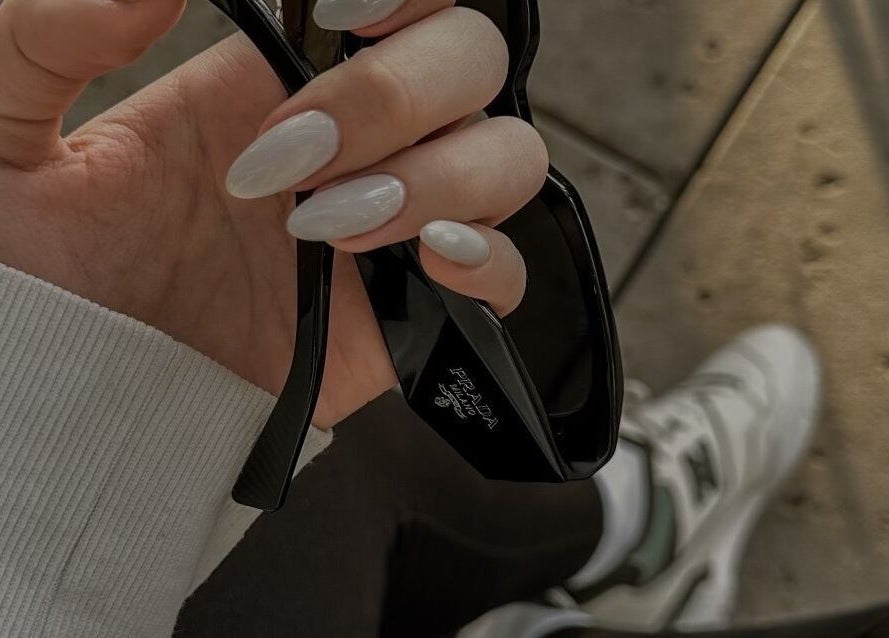 Manicura elegante en AMAR Nails Studio, Miami, Florida, US. Unas uñas bien cuidadas con tono claro.