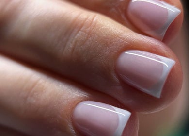Французский маникюр в Èclavi nails studio, Ханау, Гессен, DE. Идеальные ногти, спокойные пастельные тона.