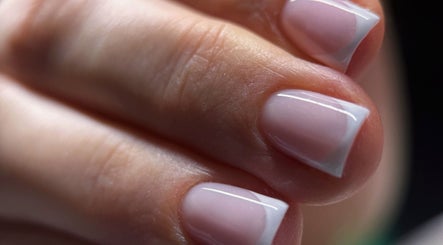 Французский маникюр в Èclavi nails studio, Ханау, Гессен, DE. Идеальные ногти, спокойные пастельные тона.