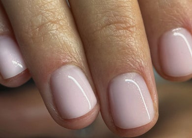 Неоновые ногти в Èclavi nails studio, Hanau, Hessen, DE, подчеркивают утончённый стиль.