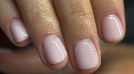 Неоновые ногти в Èclavi nails studio, Hanau, Hessen, DE, подчеркивают утончённый стиль.