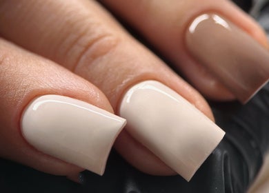 Натуральный французский маникюр в студии Èclavi nails studio, Ханау, Гессен, DE.
