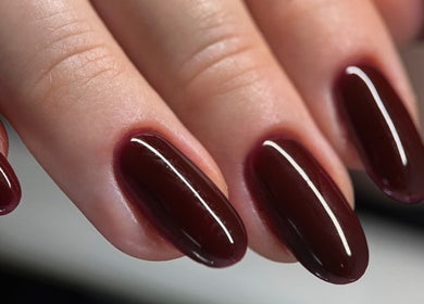 Бордовый маникюр в Èclavi nails studio, Hanau, Hessen, DE. Безупречный глянцевый вид.