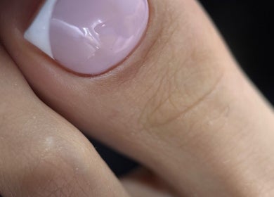 Близкий план нежного маникюра в Èclavi nails studio, Ханау, Гессен, DE.