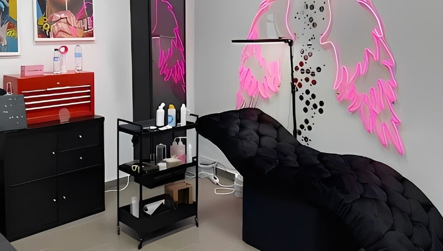 Sala de tratamento moderna com decoração neon no Sorry Mom Studio, Fátima, Santarém, PT.