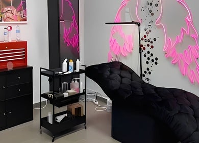 Sala de tratamento moderna com decoração neon no Sorry Mom Studio, Fátima, Santarém, PT.