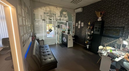 Recepção moderna do Sorry Mom Studio em Fátima, Santarém, PT, destacando área de espera aconchegante.