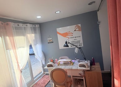 Estação de manicure acolhedora em Daniela_nails São João das Lampas, Lisboa, PT, com luz suave e decoração elegante.