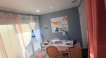 Estação de manicure acolhedora em Daniela_nails São João das Lampas, Lisboa, PT, com luz suave e decoração elegante.