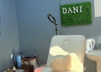 Sala de atendimento em Daniela_nails São João das Lampas, com cadeira estofada e lavatório. São João Das Lampas, Lisboa, PT.