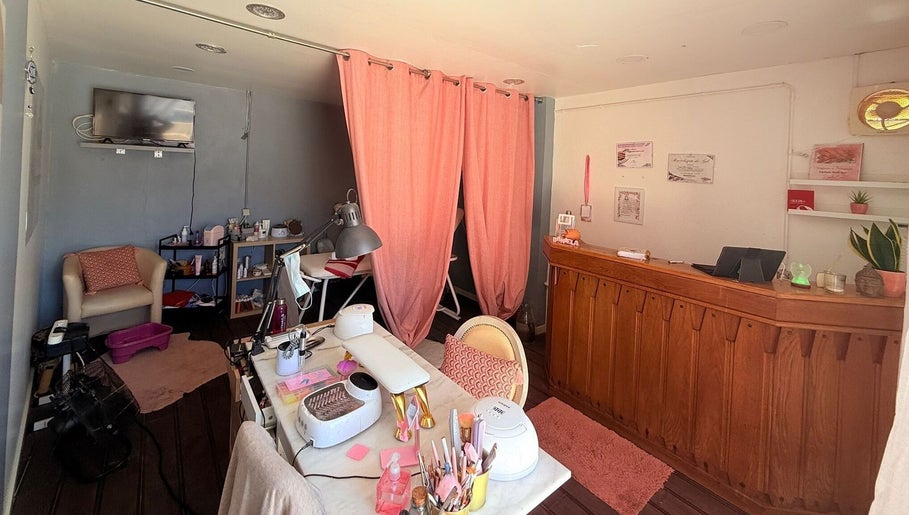 Interior do Daniela Nails São João Das Lampas, com decoração aconchegante em Lisboa, PT.