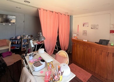 Interior do Daniela Nails São João Das Lampas, com decoração aconchegante em Lisboa, PT.