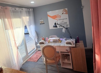 Espaço de manicure no Daniela Nails São João Das Lampas, Lisboa, PT com decoração elegante.