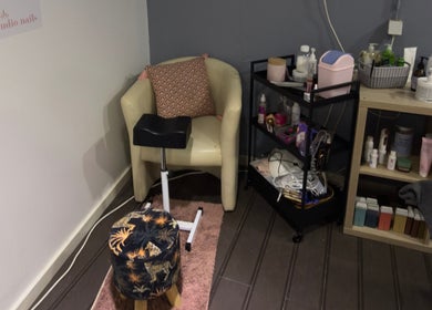 Estúdio acolhedor do Daniela Nails São João Das Lampas em Lisboa, PT, com cadeira e produtos de beleza.