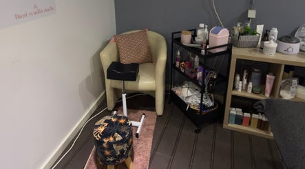 Estúdio acolhedor do Daniela Nails São João Das Lampas em Lisboa, PT, com cadeira e produtos de beleza.