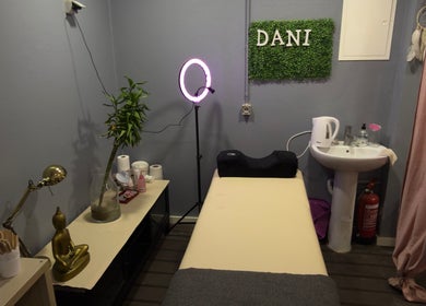 Sala de estética na Daniela Nails São João Das Lampas, Lisboa, PT, com mesa de tratamento e decoração zen.