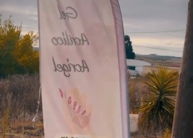 Banner na entrada do Daniela Nails São João Das Lampas, São João Das Lampas, Lisboa, PT, destacando serviços de unhas.