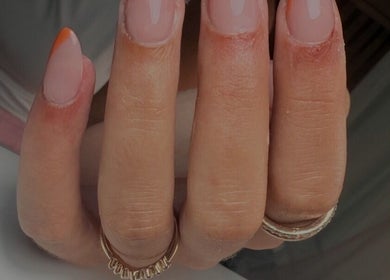 Unhas elegantes com nail art no Daniela Nails São João Das Lampas, Lisboa, PT.