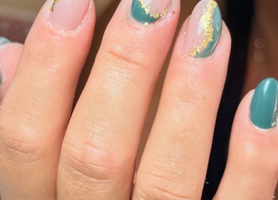 Unhas decoradas em verde e dourado na Daniela Nails São João Das Lampas, Lisboa, PT.