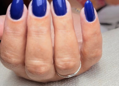 Unhas azul vibrante feitas na Daniela Nails São João Das Lampas, Lisboa, PT, destacando estilo e elegância.