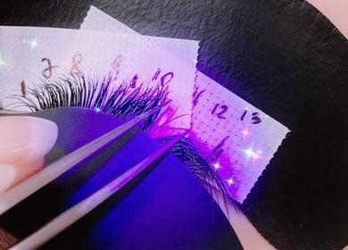 Пинцет захватывает ресницы в Ms Lashes, Малага, Андалусия, ES, демонстрируя профессиональное наращивание.