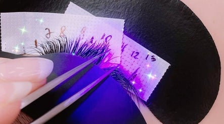 Пинцет захватывает ресницы в Ms Lashes, Малага, Андалусия, ES, демонстрируя профессиональное наращивание.