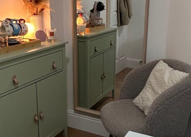 Cozy seating area at Hiolanda Andrade Nails, Dublin, County Dublin, IE, featuring elegant decor and ambient lighting.